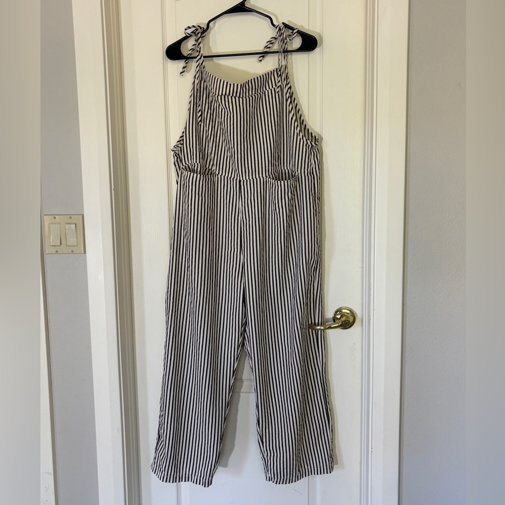 Striped Tie Strap Jumpsuit Black White Wide Leg Romper – Women’s Small